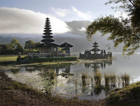 Скоро у входа в храмы на Бали появятся таблички «Секс запрещен»