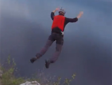 Бейсджампер чудом выжил после падения с высоты более 300 метров