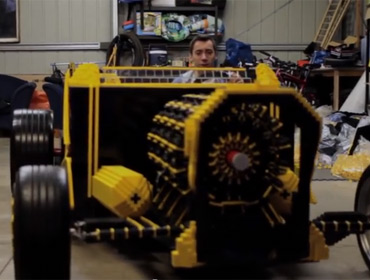 Первый действующий автомобиль из Лего в натуральную величину