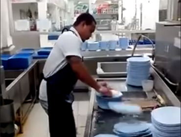 Самый быстрый мойщик посуды в мире