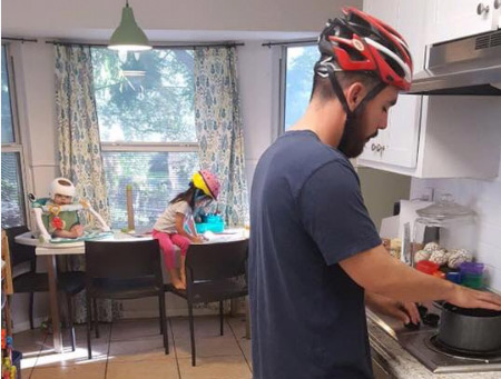 Почему вся семья ходит дома в шлемах?